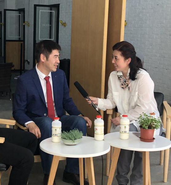 接受杭州電視臺(tái)《金秋》欄目主持人崔建專訪